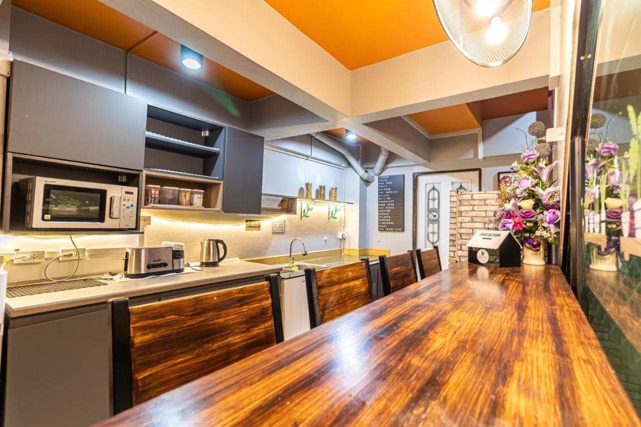Snoozzze Hostel ใกล้รถไฟฟ้า ย่านบางรัก (Adults Only) Bangkok Dış mekan fotoğraf