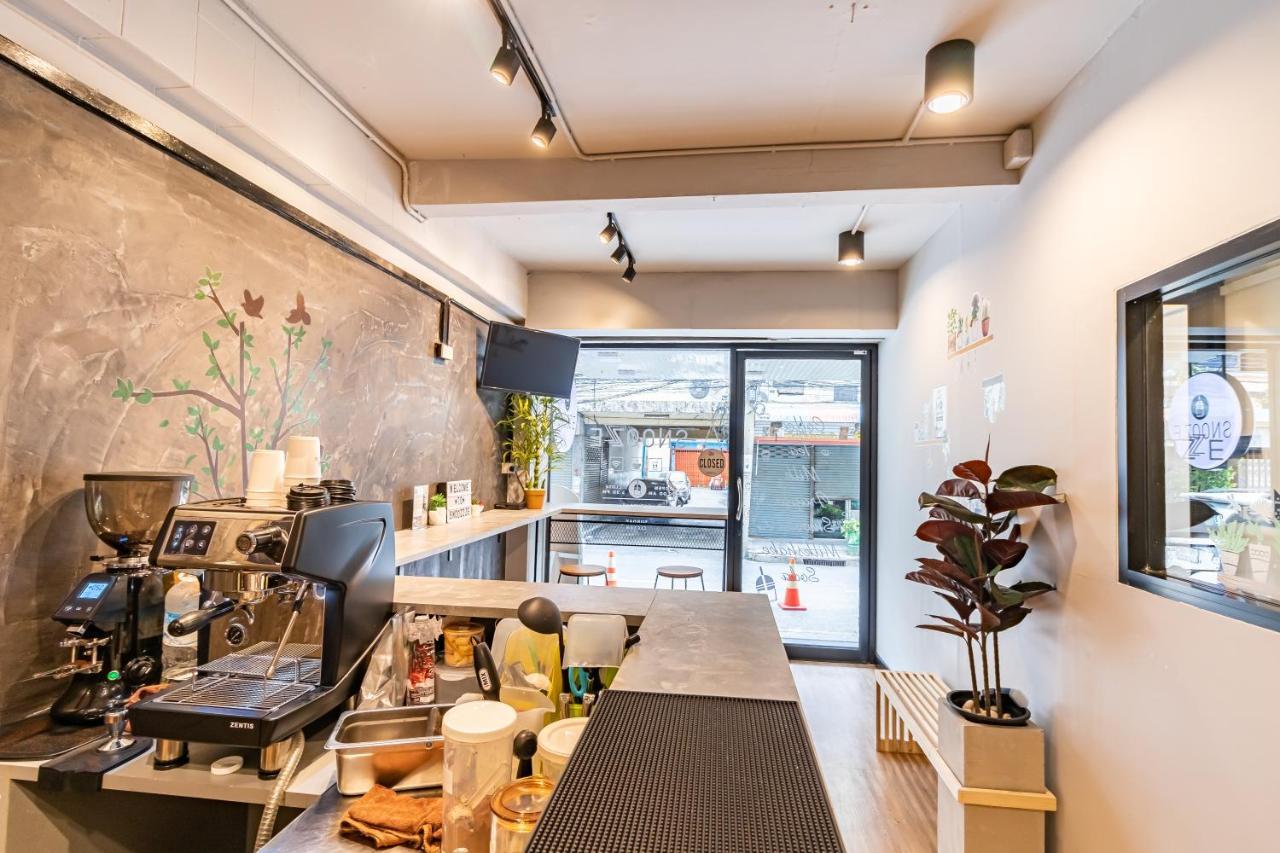 Snoozzze Hostel ใกล้รถไฟฟ้า ย่านบางรัก (Adults Only) Bangkok Dış mekan fotoğraf