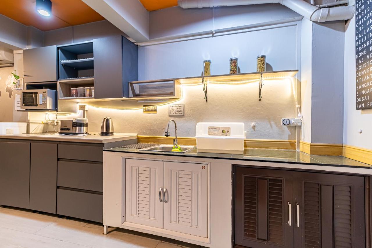 Snoozzze Hostel ใกล้รถไฟฟ้า ย่านบางรัก (Adults Only) Bangkok Dış mekan fotoğraf