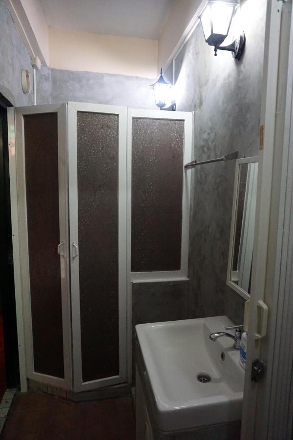 Snoozzze Hostel ใกล้รถไฟฟ้า ย่านบางรัก (Adults Only) Bangkok Dış mekan fotoğraf