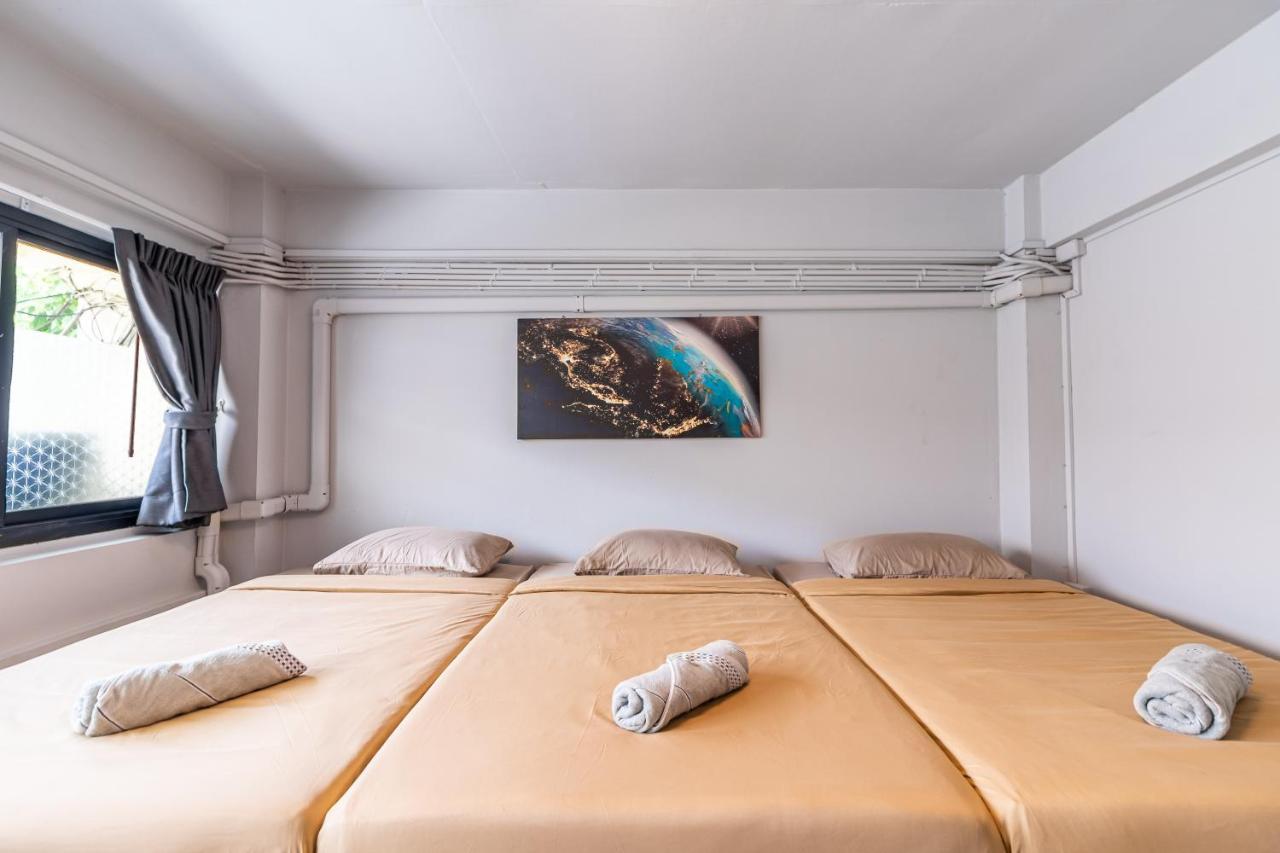 Snoozzze Hostel ใกล้รถไฟฟ้า ย่านบางรัก (Adults Only) Bangkok Dış mekan fotoğraf
