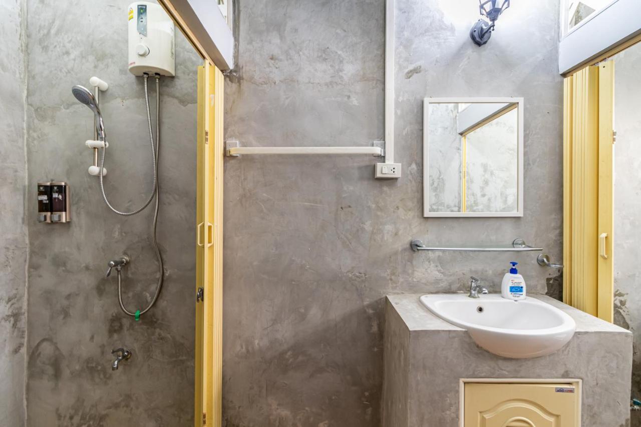 Snoozzze Hostel ใกล้รถไฟฟ้า ย่านบางรัก (Adults Only) Bangkok Dış mekan fotoğraf