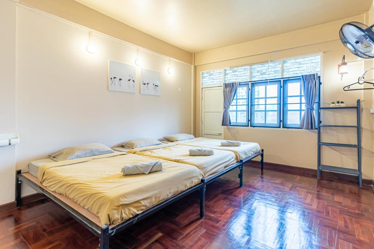 Snoozzze Hostel ใกล้รถไฟฟ้า ย่านบางรัก (Adults Only) Bangkok Dış mekan fotoğraf
