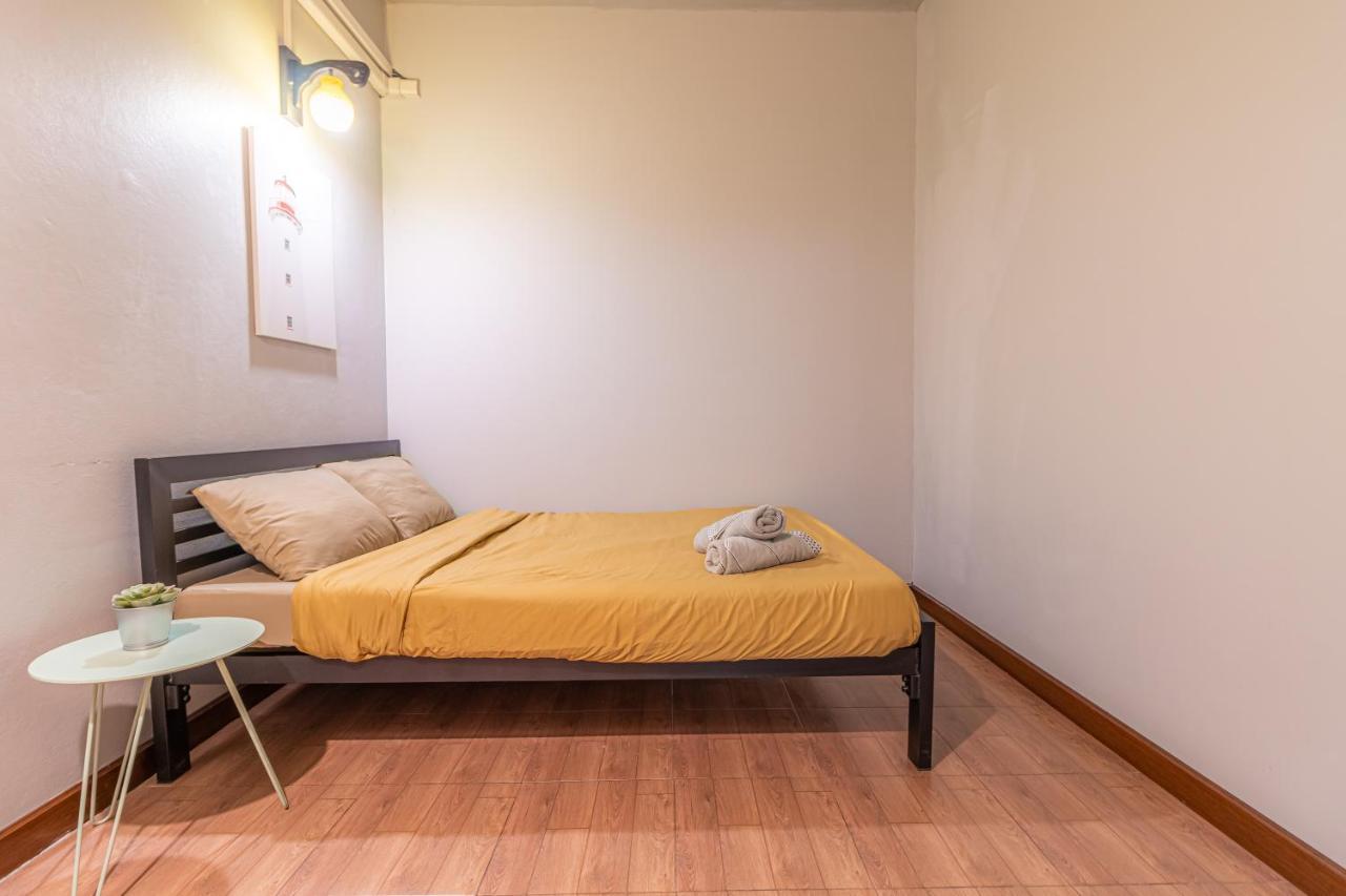 Snoozzze Hostel ใกล้รถไฟฟ้า ย่านบางรัก (Adults Only) Bangkok Dış mekan fotoğraf